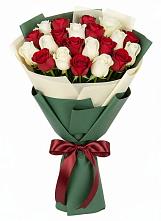 Букет Микс из красных и белых роз в Заполярном Мурманской области