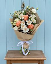 Букет цветов из:  Альстромерии, Лизиантусы, Розы и Хризантемы в Заполярном Мурманской области