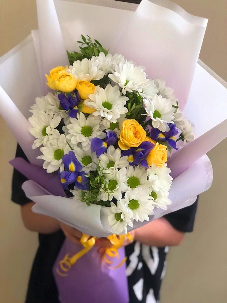 Букет цветов из: Ирисы, Хризантемы и Розы в Заполярном Мурманской области