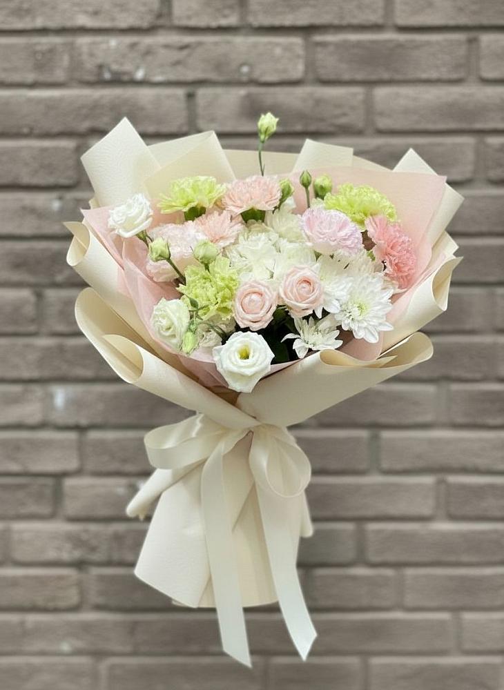 Букет цветов из: Гвоздики, Розы, Лизиантусы и Хризантемы в Заполярном Мурманской области