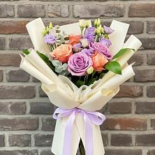 Букет цветов из:  Лизиантусы и Розы в Заполярном Мурманской области