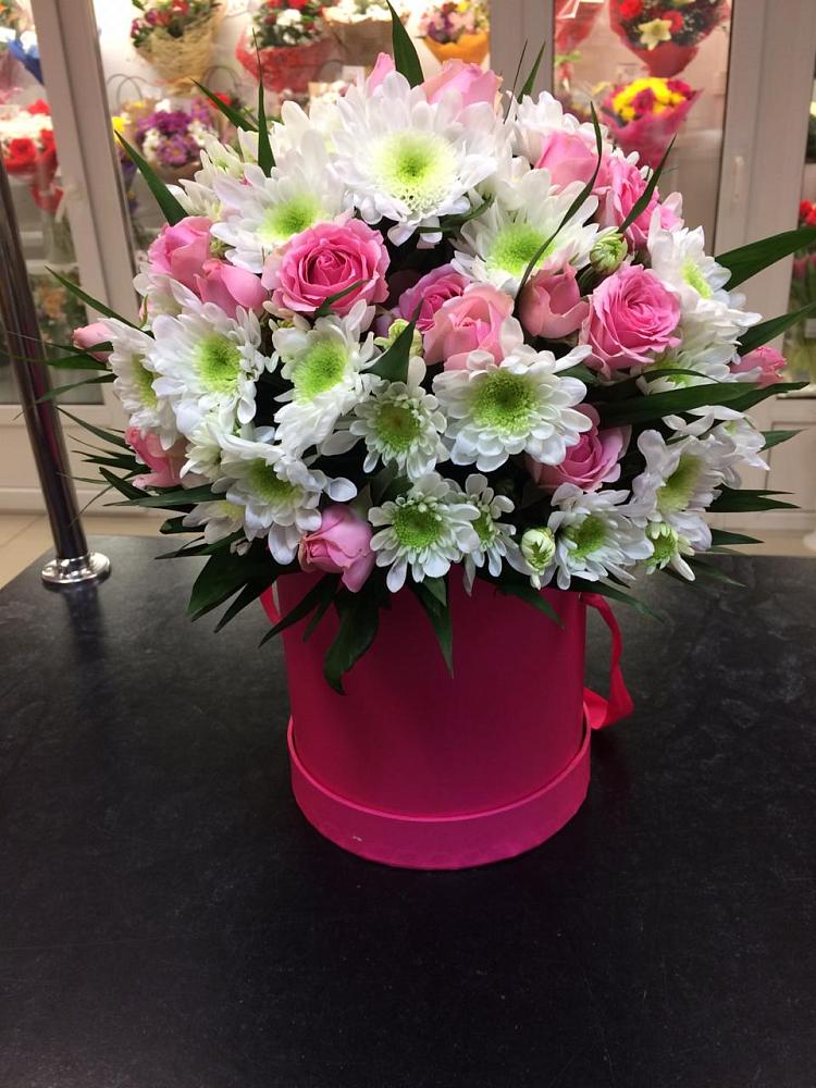 Цветочная композиция из Розы и Хризантемы в шляпной коробке в Заполярном Мурманской области