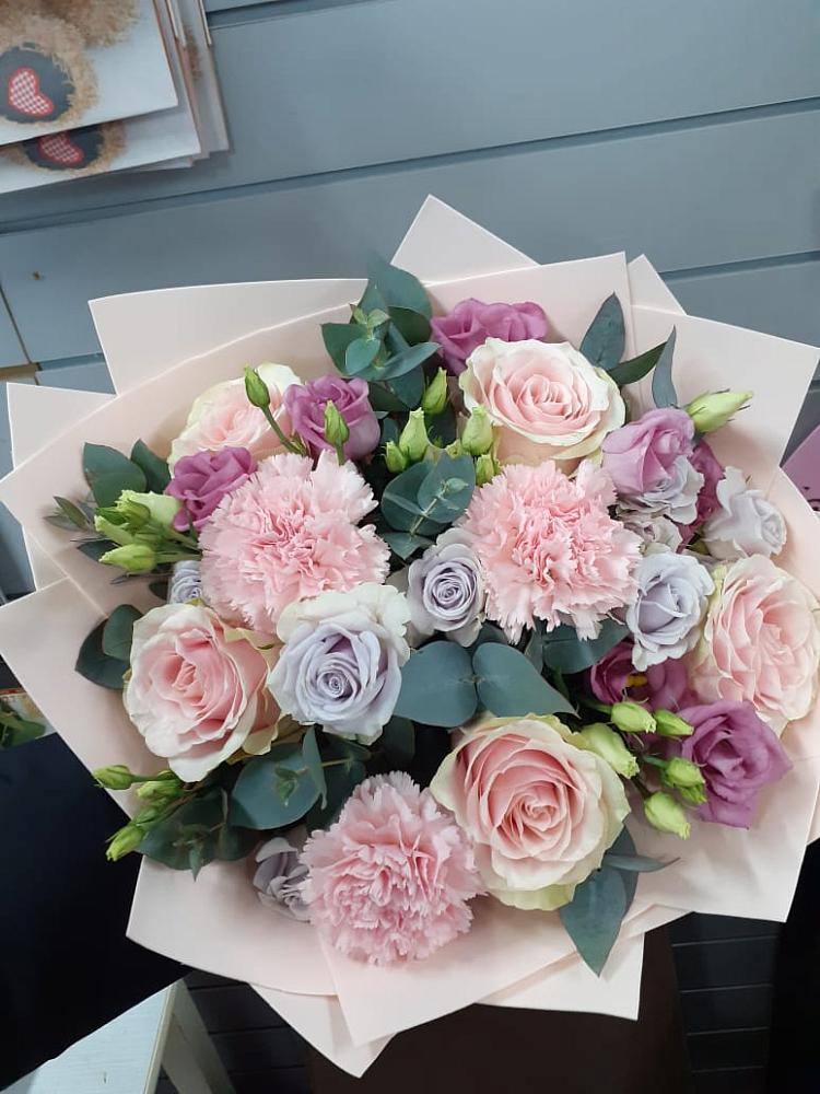 Букет цветов из: Розы, Гвоздики и Лизиантусы в Заполярном Мурманской области